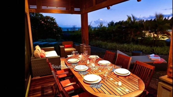 Sea-view villa with beach access