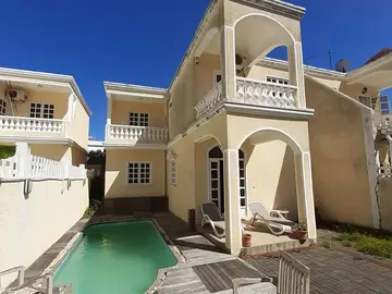 Villa Duplex with private pool for sale in Pereybere!