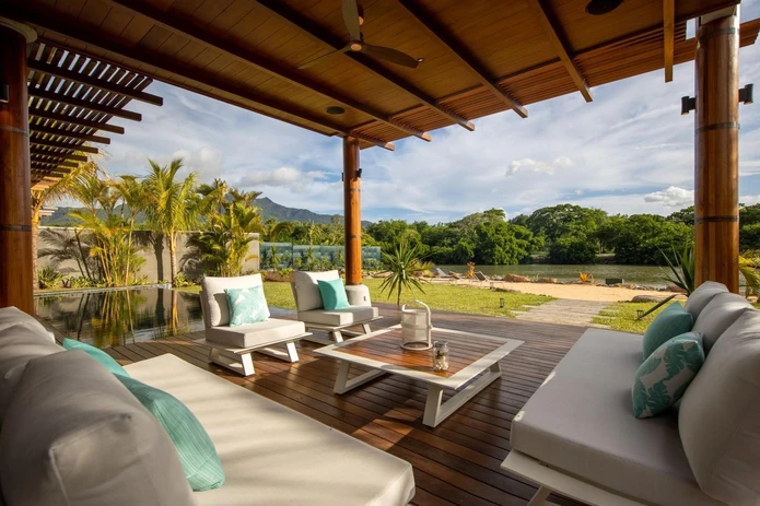 VILLA IRS à vendre à Rivière Noire, 525m² habitables, 1.180m² terrain, 6 chambres, piscine privée €.