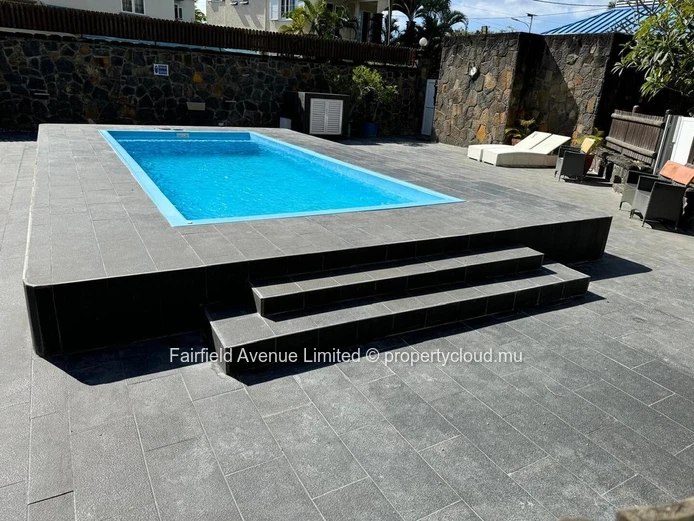 Villa meublée à louer à Bain Boeuf, Pereybere. 150m², 4 chambres, extérieur avec piscine commune, proche de toutes co...