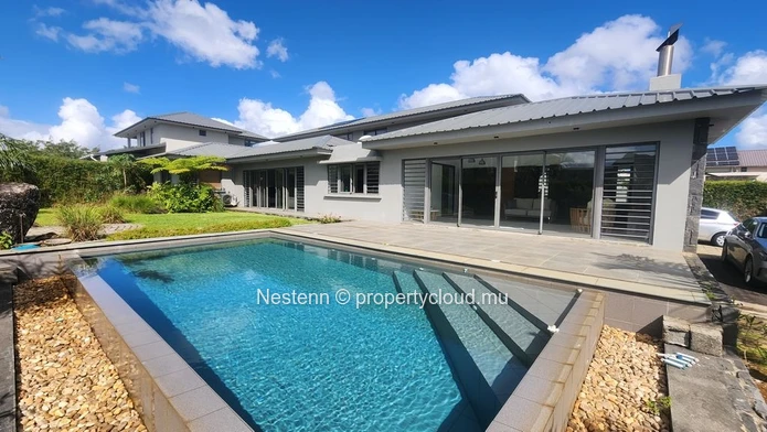Belle villa moderne de 4 chambres à Moka, récemment rénovée avec piscine privée, cuisine américaine et vue sur la mon...