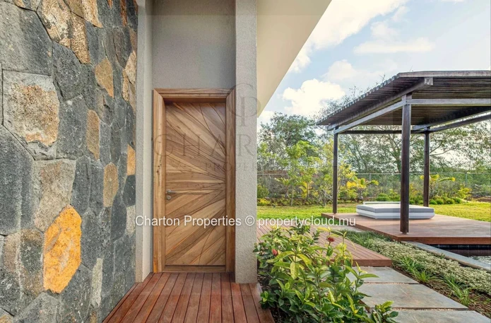 Elegant 3-bedroom villa just steps from the beach