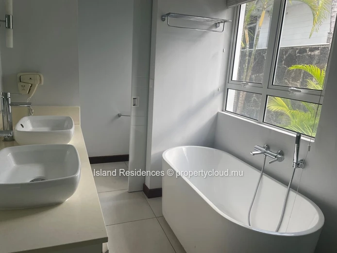 Pointe aux Biches - maison 3 chambres pieds dans l'eau avec piscine privée
