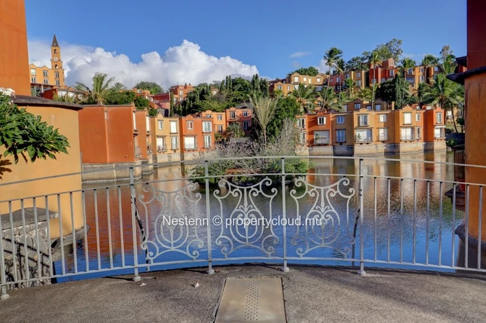 Duplex contemporain 2 chambres dans une résidence sécurisée au bord du lac