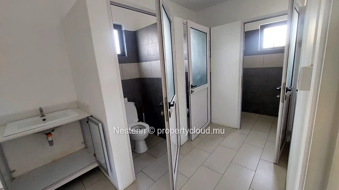 Commercial space for rent in Mon Choisy – Prime location near the golf course