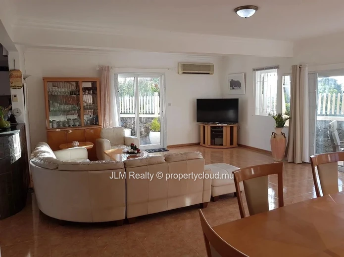 For sale: Seafront villa with walking access to the beach in Calodyne, Mauritius