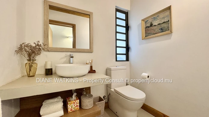 Villa de Luxe de 4 Chambres à Louer à Rivière Noire (Entretien Piscine & Jardin Inclus)