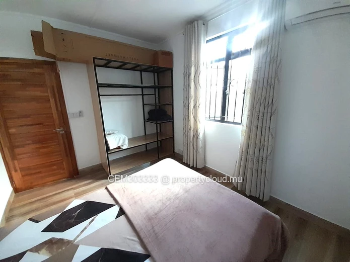 5-bedroom furnished house with large yard for rent – Pereybere