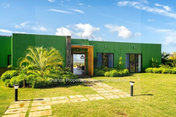 Contemporary 4-bedroom en suite villa with exceptional panoramic view of the sea and mountains