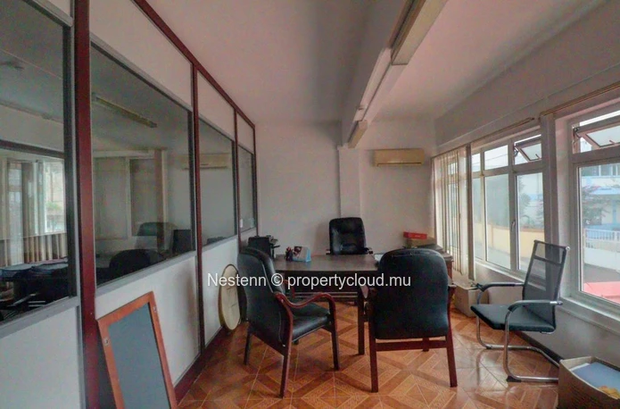 Spacious office on the 1st floor, offering peace and quiet and optimal working conditions.