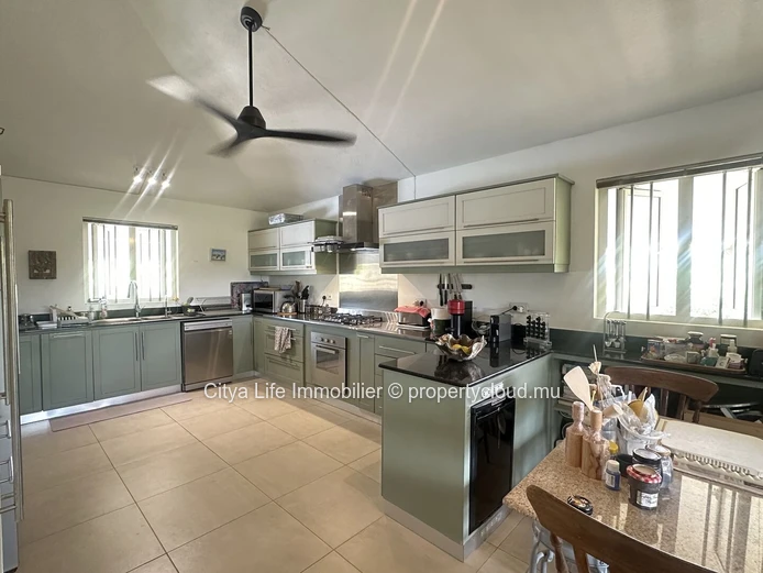 Maison d'architecte 4 chambres avec piscine à vendre à Calodyne