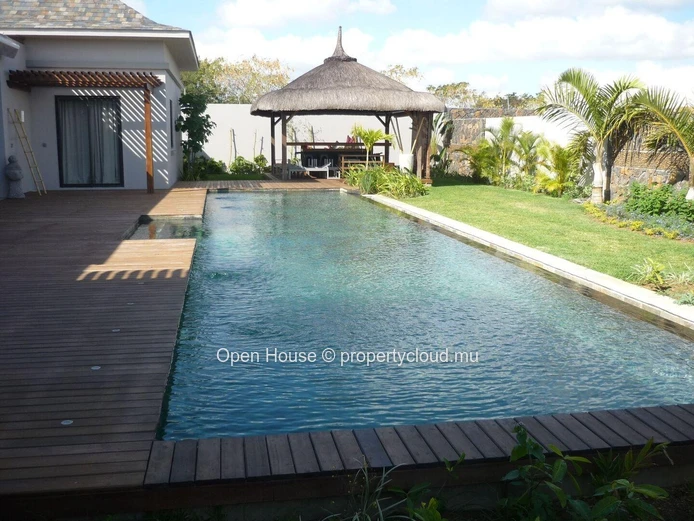 Villa de grand standing d'architecte, 5 chambres, 2 Masters, 4 SDB, piscine 20m, double garage.