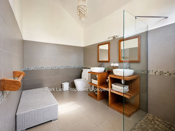 Charming Single-Storey 4-Bedroom Villa with Pool and Garden