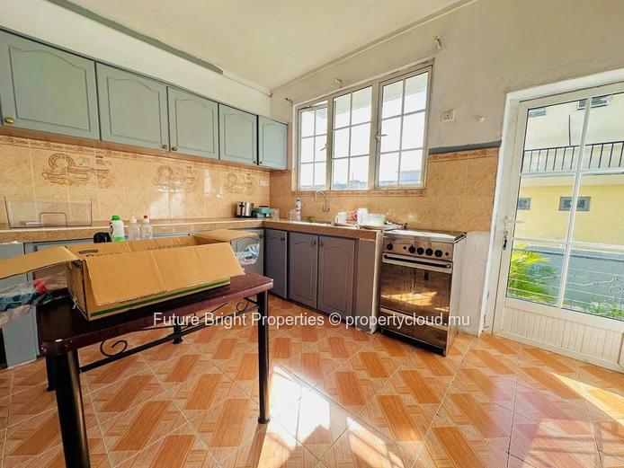 Maison Résidentielle en Emplacement Stratégique avec Potentiel Commercial  Idéale pour Famille ou Investissement