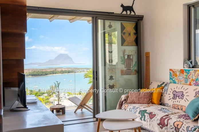 Suspendue Entre le Ciel et la Mer : Une Villa Contemporaine à Vendre à Rivière Noire