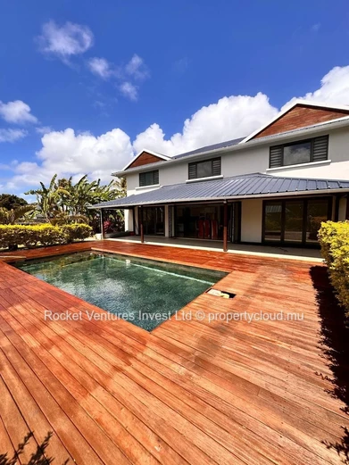 For Sale – Elegant 4-Bedroom Villa, East Coast – Bayfront, Private Estate