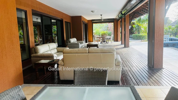 Villa de luxe rénovée à Tamarina – Près d'un hectare de jardin tropical et piscine privée