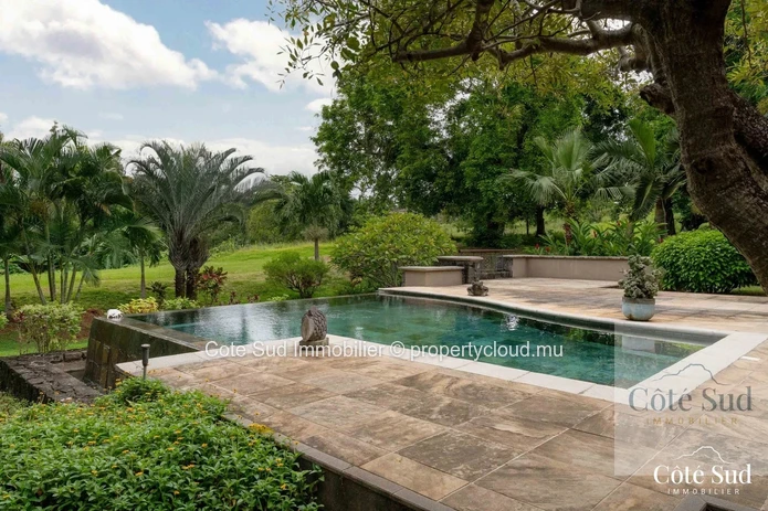Villa for sale with view of the golf course and forest
