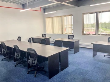 Private office space for 6 persons in Regus Grand Bay Central