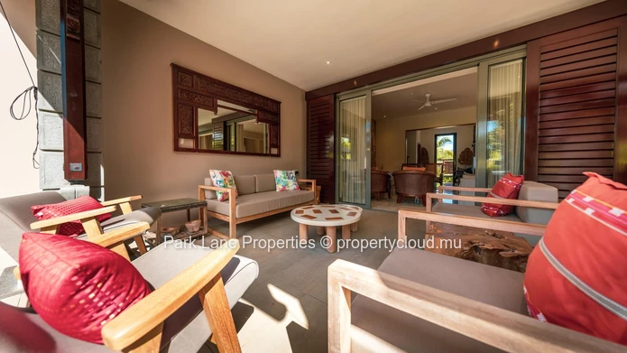 Exquise Villa Tropicale Nichée dans un Domaine de Golf Prestigieux