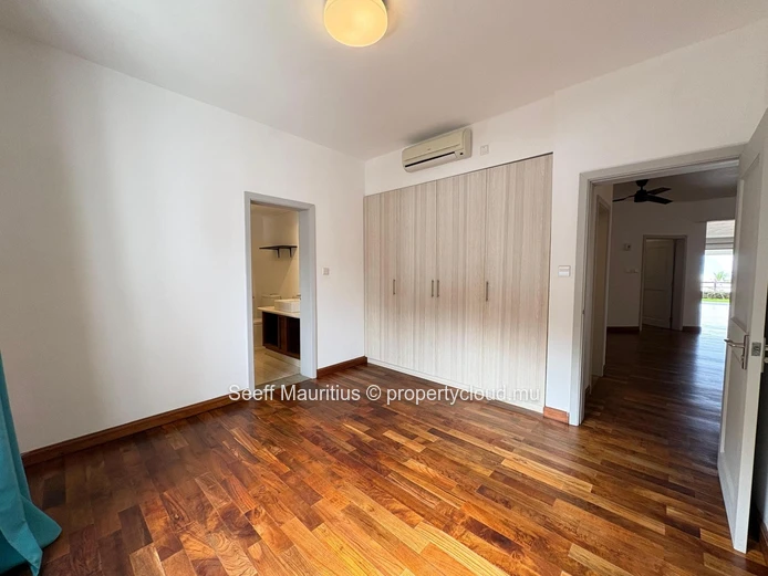 Renovated 3-bedroom apartment with sea & Le Morne views