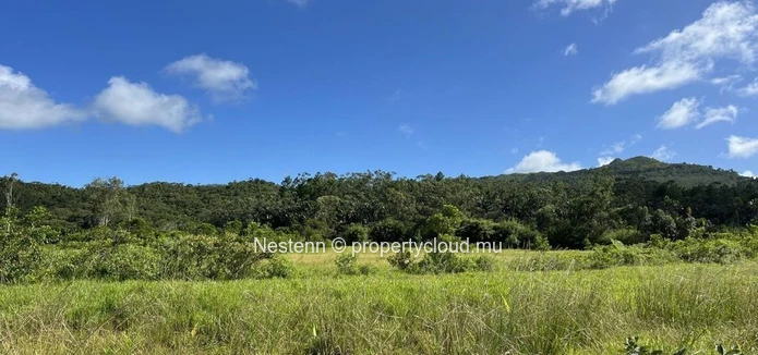 Terrain résidentiel de 5 015 m² avec accès golf 