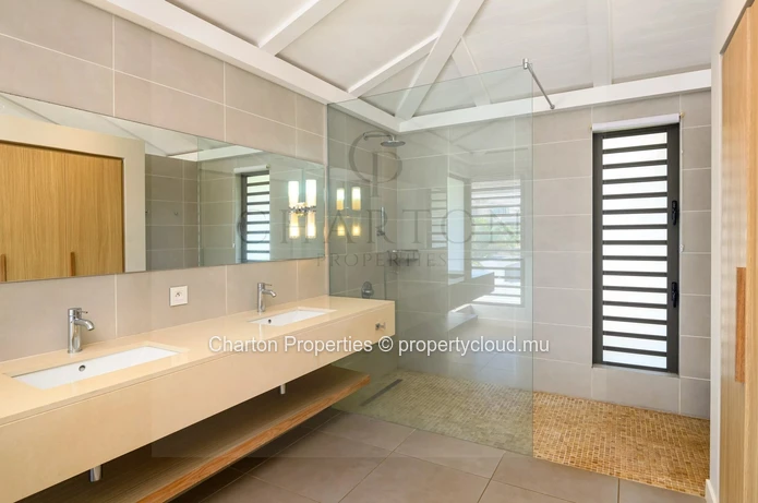 4-bedroom villa facing the azure