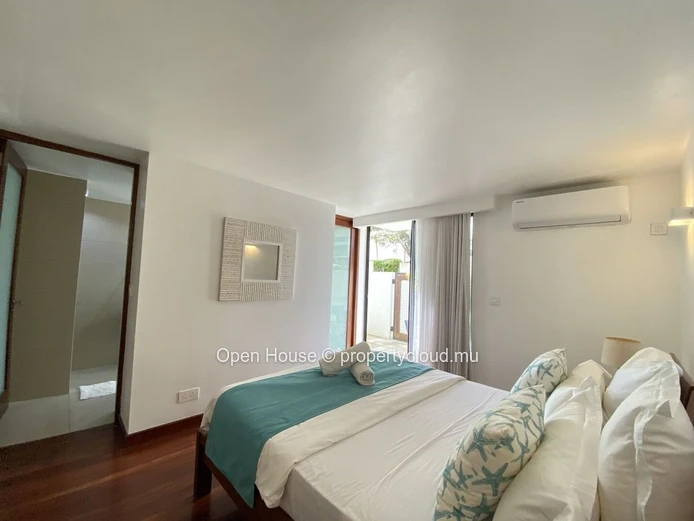 À vendre : Appartement R+2 - meublé, climatisé, cuisine équipée, dressing, terrasse 30m². Piscine commune, jardin, pa...
