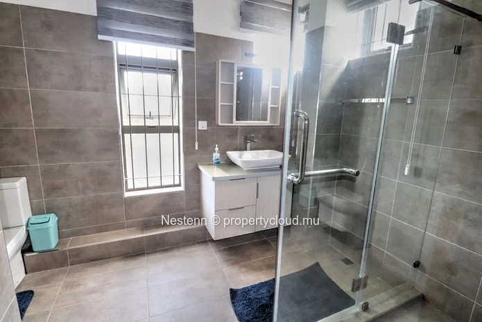 3 bedrooms contemporary in a quiet area 