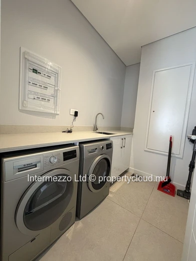 Pereybere | New 144 m² Apartment with Pool, Walk to Beach