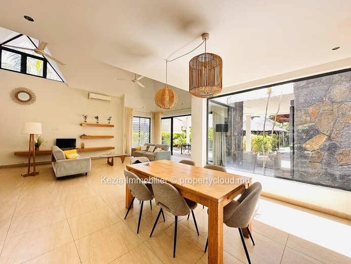 | Villa Contemporaine Avec Piscine Et Jardin Tropical |