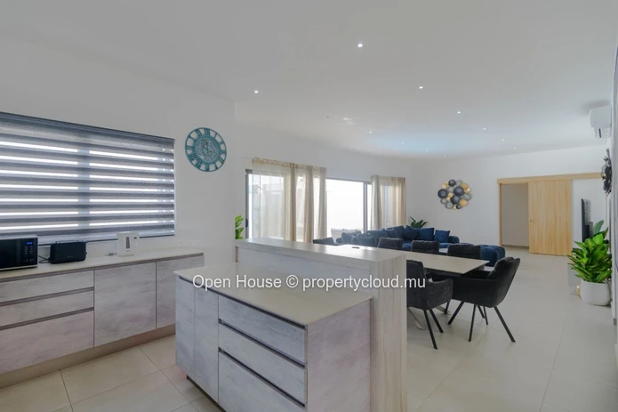 A VENDRE - Marché local - maison entièrement meublée  - Grand Baie, 160m², terrain 380m², 5 chambres, piscine privée,...