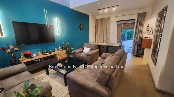Luxueuse et moderne maison de ville de 4 chambres à louer à 90 000 Rs/mois - Azuri, Roches Noires