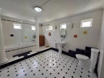 6 Bedroom House