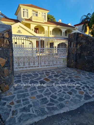 Luxurious 5-bedroom house with private pool in Flic en Flac area, sea access, fully furnished, secure. Price Rs.