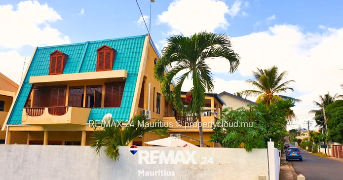 Villa meublée à Flic en Flac – Rs 15M négociable. 3 chambres dont 2 en suite + mezzanine en suite, p