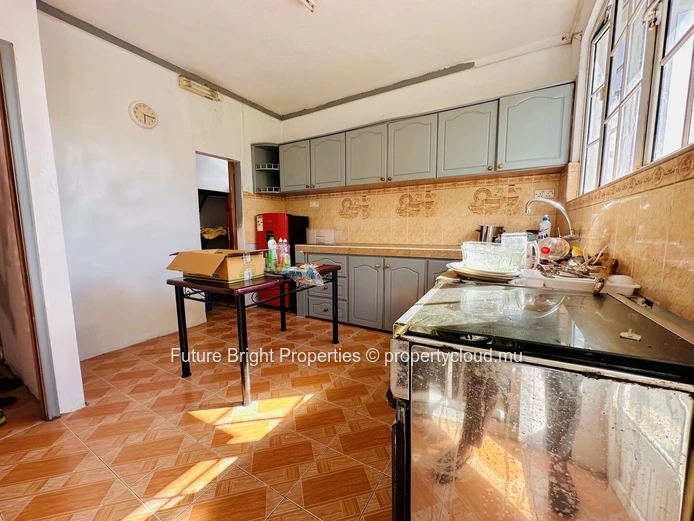 Maison Résidentielle en Emplacement Stratégique avec Potentiel Commercial  Idéale pour Famille ou Investissement