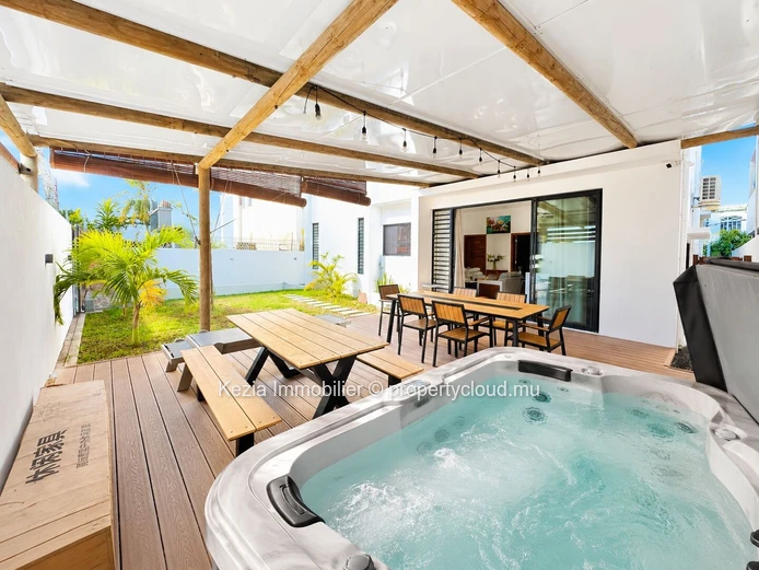 Contemporary Apartment With Jacuzzi