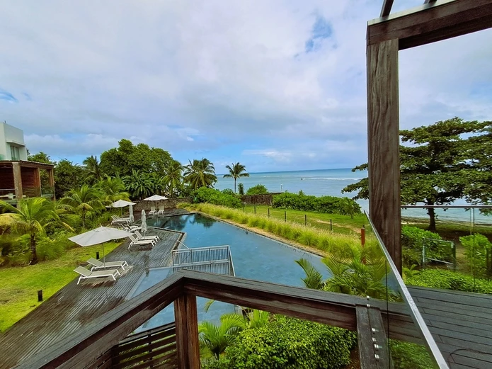 Modern duplex apartment with sea view and beach access