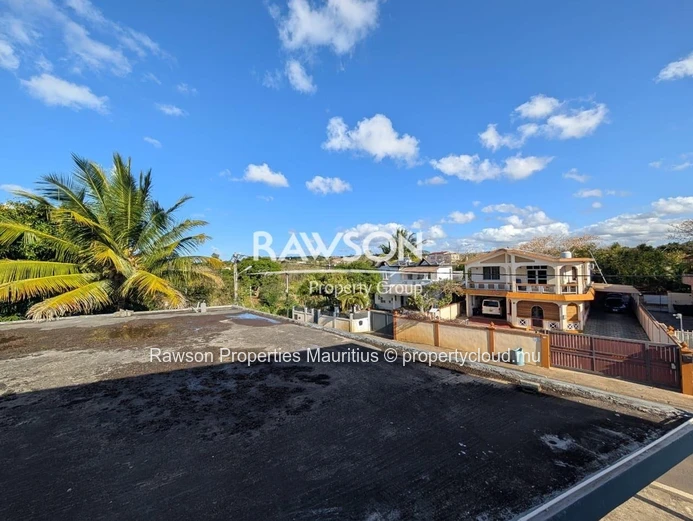 Local Commercial Stratégique Au Premier Étage | 180 M² | Bâtiment Neuf | The Vale