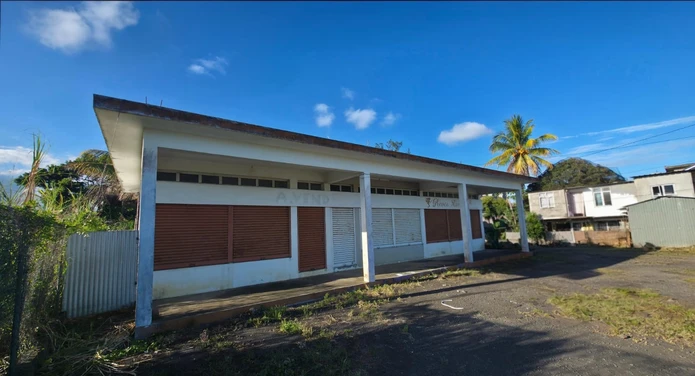 Commercial space for sale in L'Escalier, 165m² livable on a 2,122m² plot, with parking and yard. Concrete constructio...