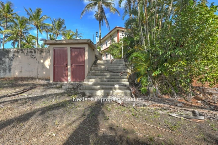 Spacious 275 m² house on a land of 13,802.67 m² in Chemin Grenier with sea and mountain views.