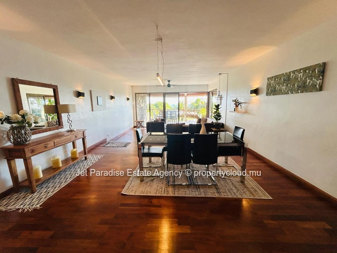 Appartment meublé de 3 chambres, piscine privée, vue mer et montagne