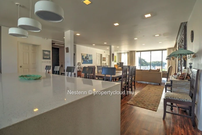 Bright 4-bedroom family apartment – Prime location