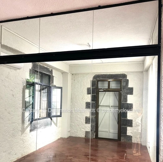 Bâtiment Commercial, Bureaux Ou Résidentiel Sur Un Grand Terrain