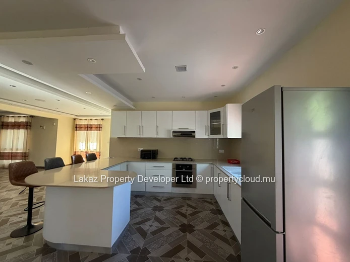 Maison meublée 4 chambres avec piscine à louer à Calodyne