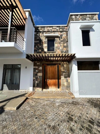 Maison moderne et spacieuse, entièrement meublée avec 4 chambres et double garage