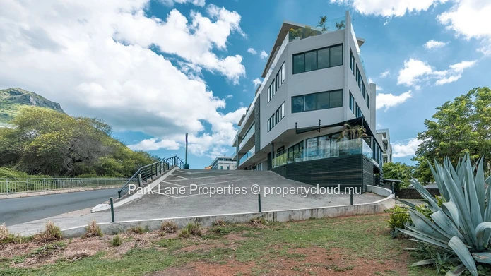Espace professionnel moderne avec vue emblématique sur les montagnes de la côte Ouest