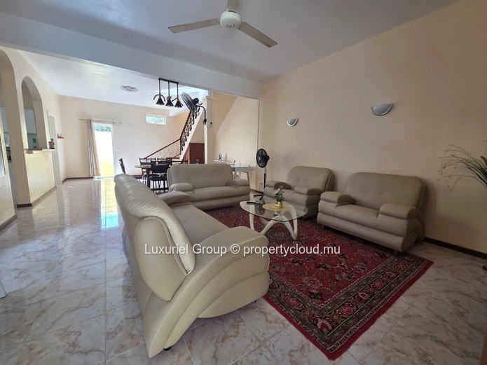 Elegant 300 m² Fully Furnished Villa in Pereybere