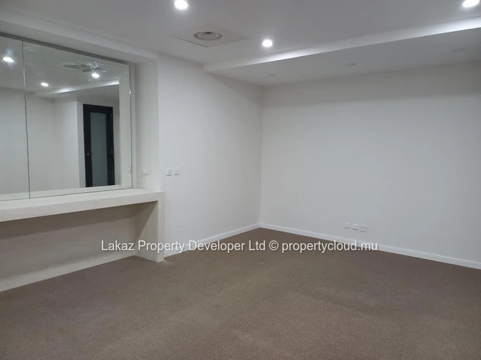 Bureau 398 m² à louer à Ébène — vue panoramique
